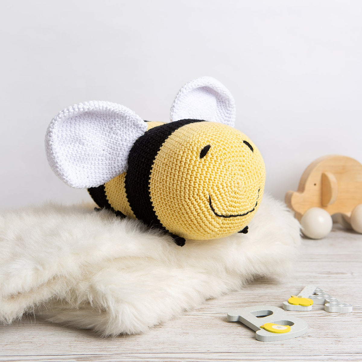 Crochet bumble bee blanket and animal toy popular for everybody